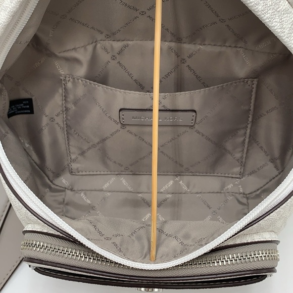 MICHAEL KORS
Maisie Large Logo 2-in-1 Sling Pack
Optic White/Silver 
NWT - Picture 4 of 16